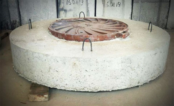 Крышка на кольцо с люком чугунным и сеткой д1,0м толщина 20см (ППл-10-2) 12 тонн.